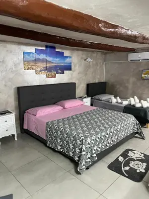 Letto o letti in una camera di Il Rifugio di Kekka piazza del Plebiscito Napoli