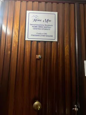 Certificato, attestato, insegna o altro documento esposto da Home Miro - Napoli Centro Storico