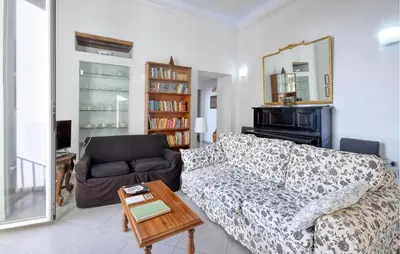 Area soggiorno di Cozy Apartment In Napoli With Wifi