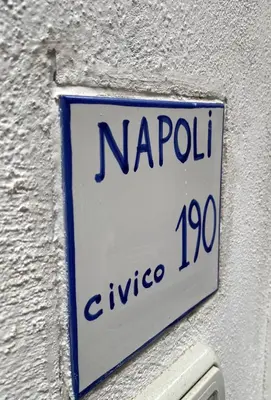 Certificato, attestato, insegna o altro documento esposto da NAPOLI civico 190