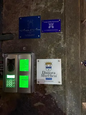Certificato, attestato, insegna o altro documento esposto da Casa delle Carrozze