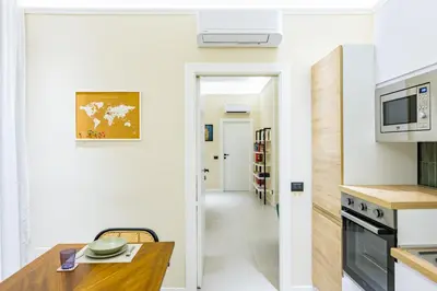 Cucina o angolo cottura di Modern Spacious Apartment in the Heart of Naples