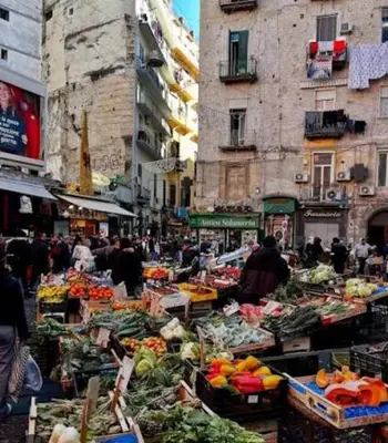 Vista generica su Napoli o vista sulla città dall'interno dell'appartamento