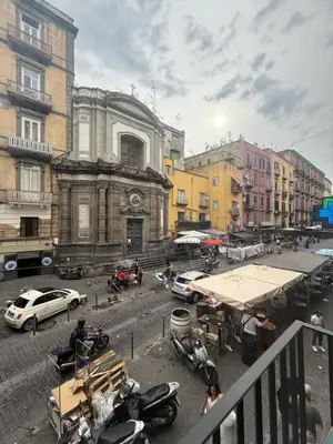 Vista generica su Napoli o vista sulla città dall'interno dell'appartamento