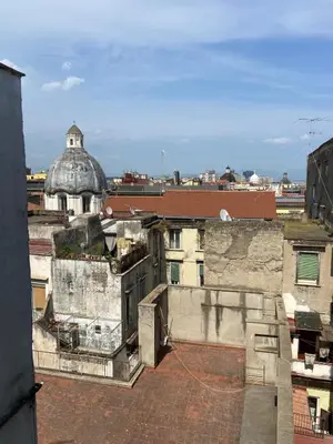Vista generica su Napoli o vista sulla città dall'interno dell'appartamento