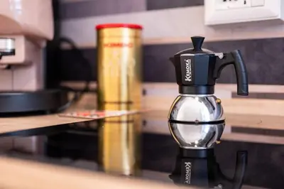 Set per la preparazione di tè e caffè presso L'Eco del Centro Charme nel cuore di Napoli