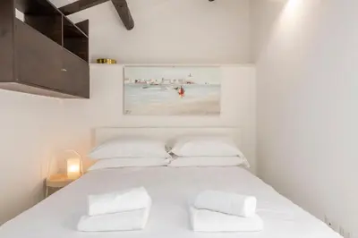 Letto o letti in una camera di Luxury Sea Front Penthouse - B Home
