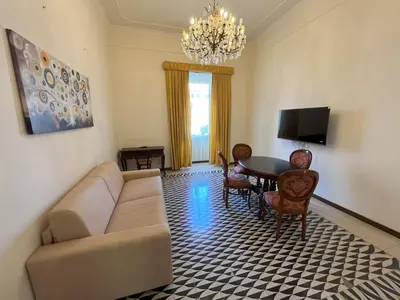 TV o dispositivi per l'intrattenimento presso Historic Vomero Apartment with Secluded Patio