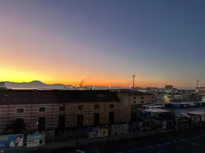 Alba o tramonto visti dall'interno dell'affittacamere o dai dintorni