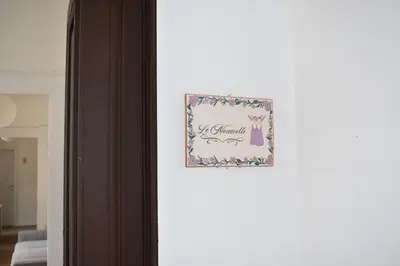 Certificato, attestato, insegna o altro documento esposto da Le Monacelle