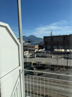 Vista generica sulle montagne o vista sulle montagne dall'interno dell'affittacamere