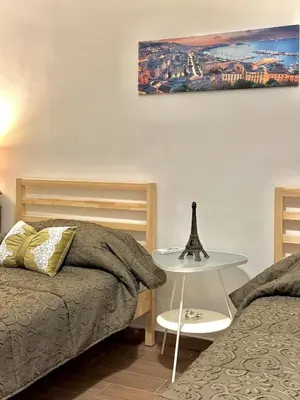 Area soggiorno di La Casa di Bijou a Napoli Materdei con giardino