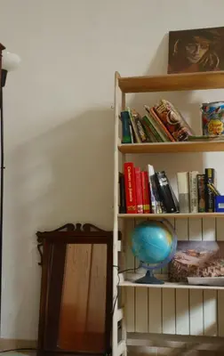 Biblioteca nella stanza in casa privata