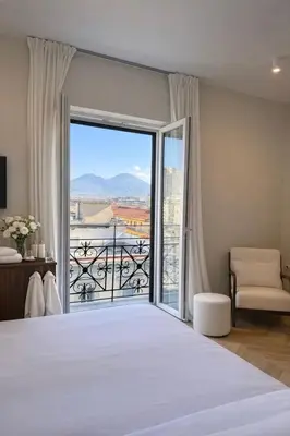 Vista generica sulle montagne o vista sulle montagne dall'interno dell'affittacamere