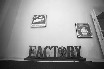 Certificato, attestato, insegna o altro documento esposto da Factory Design