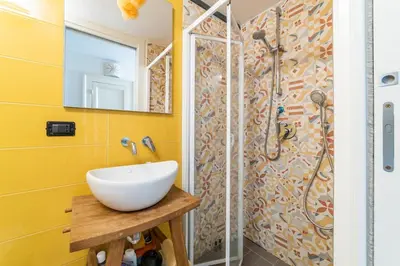 Bagno di La Terrazza sui Quartieri Stanza e bagno Privati in Appartamento Condiviso