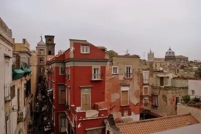 Vista generica su Napoli o vista sulla città dall'interno dell'appartamento