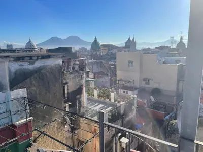 Vista generica sulle montagne o vista sulle montagne dall'interno dell'appartamento