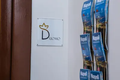 Certificato, attestato, insegna o altro documento esposto da Domus Donnaregina Apartments