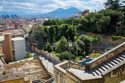 Vista generica sulle montagne o vista sulle montagne dall'interno dell'appartamento