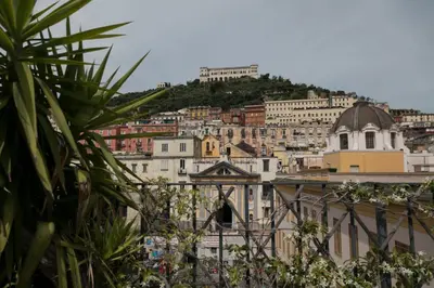 Vista generica su Napoli o vista sulla città dall'interno dell'appartamento