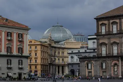 Vista generica su Napoli o vista sulla città dall'interno dell'affittacamere