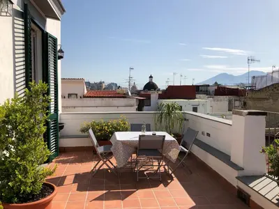 Vista generica sulle montagne o vista sulle montagne dall'interno dell'appartamento