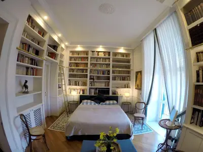 Biblioteca nella stanza in casa privata