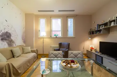 TV o dispositivi per l'intrattenimento presso Elegant Flat at Municipio by Napoliapartments