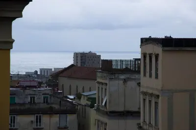 Vista generica su Napoli o vista sulla città dall'interno dell'appartamento