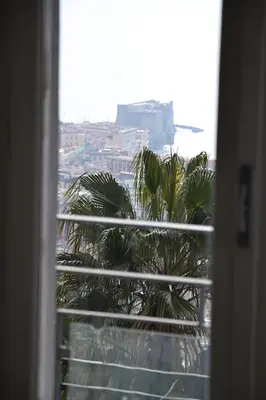 Vista generica sulle montagne o vista sulle montagne dall'interno dell'appartamento