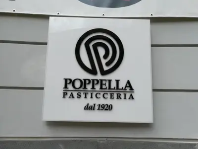 Certificato, attestato, insegna o altro documento esposto da 