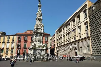 Vista generica su Napoli o vista sulla città dall'interno dell'affittacamere