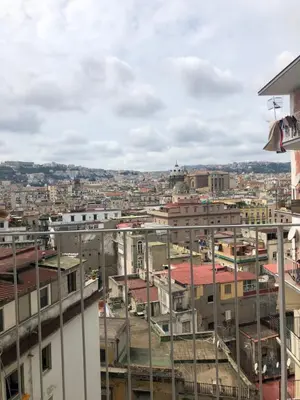 Vista generica su Napoli o vista sulla città dall'interno dell'appartamento