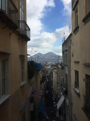 Vista generica sulle montagne o vista sulle montagne dall'interno dell'appartamento
