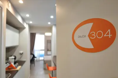 Certificato, attestato, insegna o altro documento esposto da Delco Naples