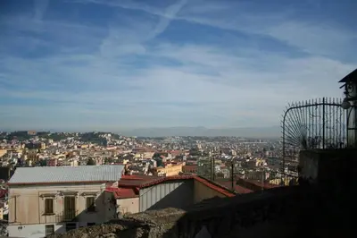 Vista generica su Napoli o vista sulla città dall'interno dell'appartamento