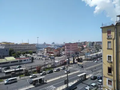 Vista generica su Napoli o vista sulla città dall'interno dell'appartamento