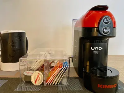 Set per la preparazione di tè e caffè presso Prestige Rooms Chiaia
