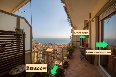 Vista generica sul mare o vista sul mare dall'interno dell'appartamento