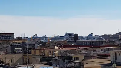Vista generica su Napoli o vista sulla città dall'interno dell'affittacamere
