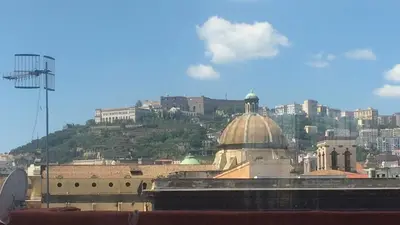Vista generica sulle montagne o vista sulle montagne dall'interno dell'appartamento