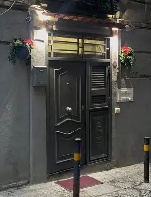 Facciata o entrata di casa piano zero
