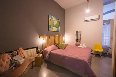 Letto o letti in una camera di Le 4 Stagioni Dante H Napoli Centro, by ClaPa Group