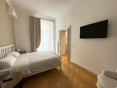 TV o dispositivi per l'intrattenimento presso NAPOLIFOREVER ELEGANT APARTMENT Casa Vacanze a Chiaia CENTRO