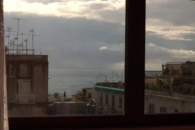 Vista generica sul mare o vista sul mare dall'interno dell'appartamento