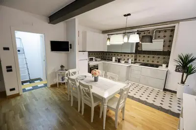 Cucina o angolo cottura di HAPPY HOUSE 31