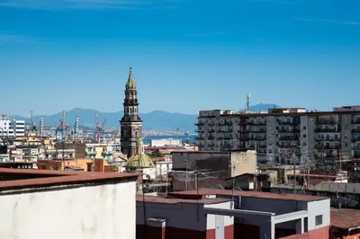Vista generica su Napoli o vista sulla città dall'interno dell'affittacamere