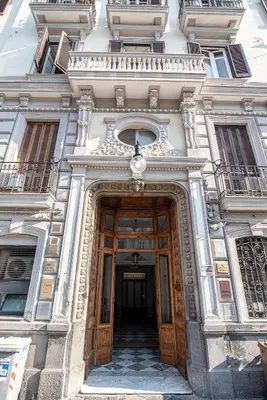 Facciata o entrata di Napul'è 19