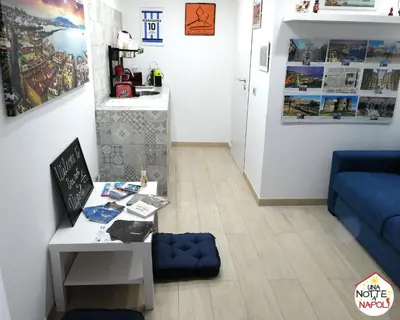 Area soggiorno di Una Notte a Napoli